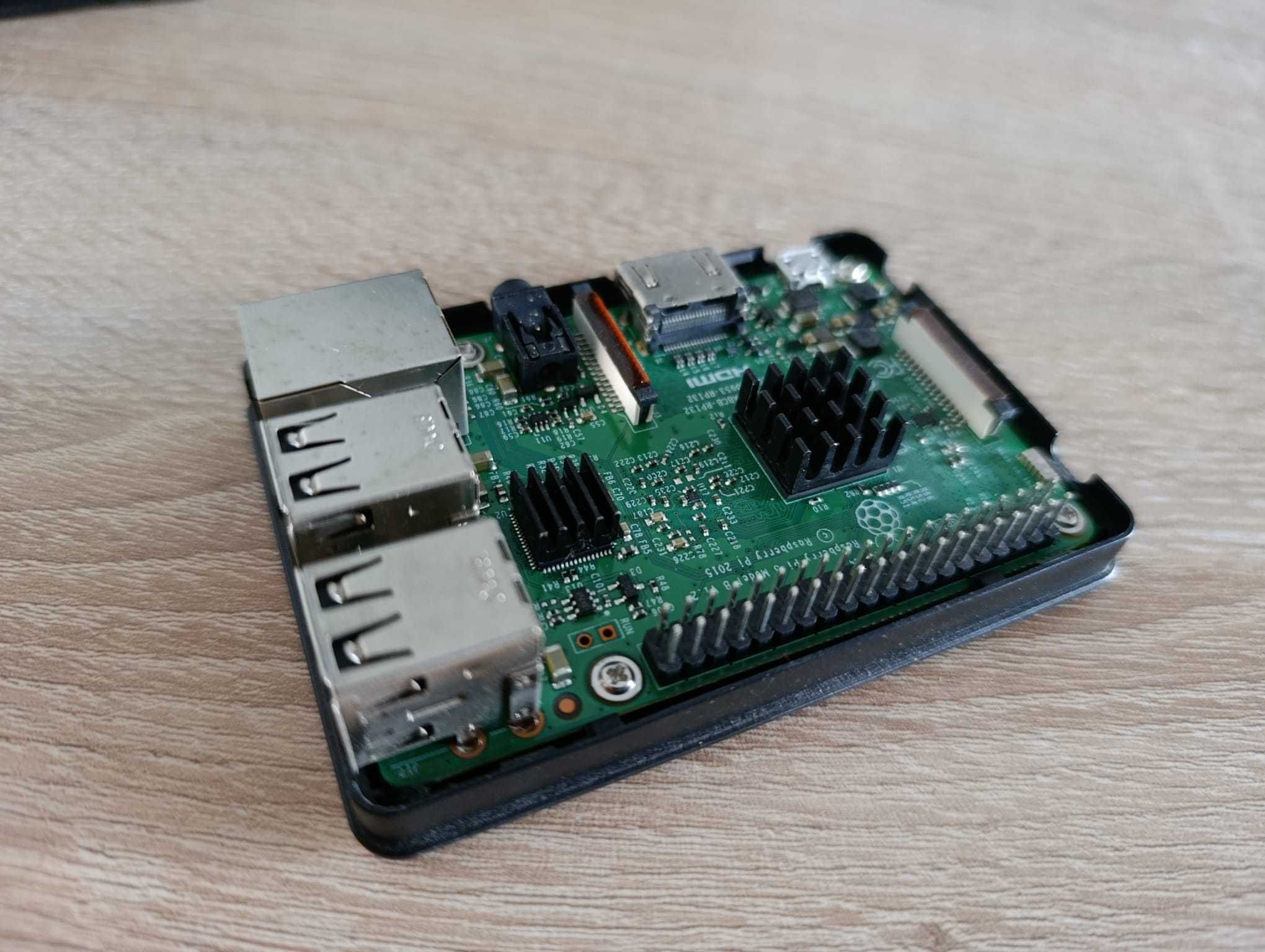 Raspberry Pi 3B (v1.2) z obudową i radiatorami