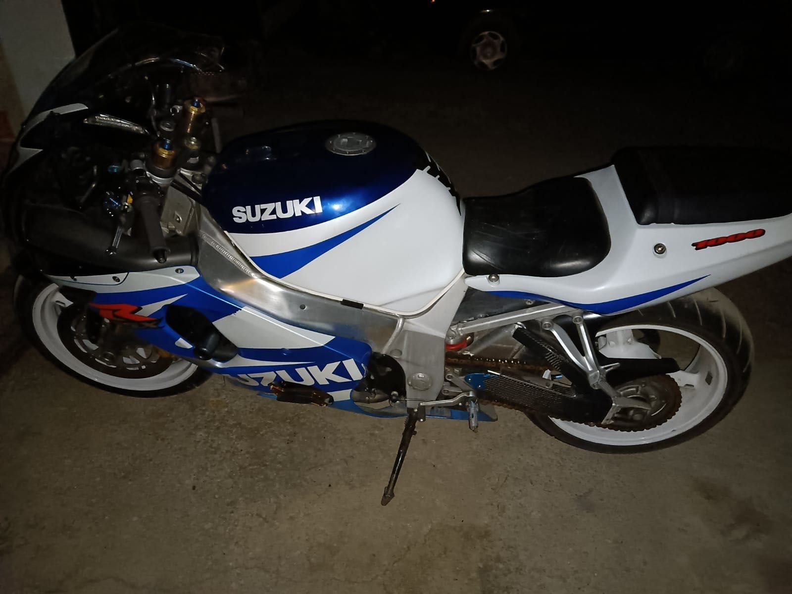 Suzuki azul Grxs