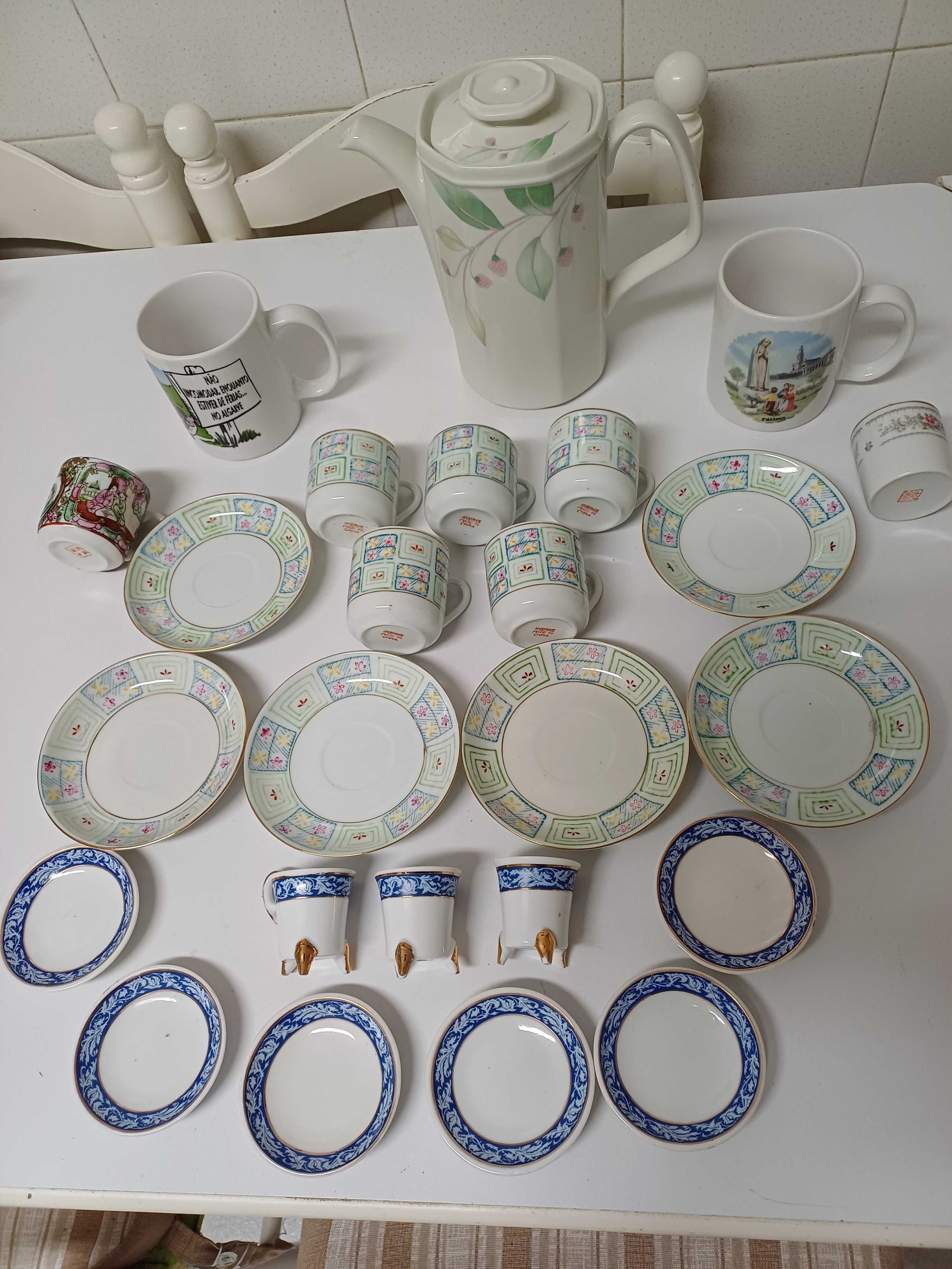 Serviços de chá ou café com bule e canecas