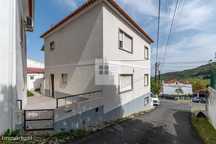Moradia Bifamiliar, Quintal, Garagem, Local Sossegado.