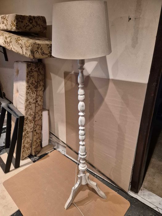 Lampa stojąca w stylu minionych lat biała odnowiona z kloszem