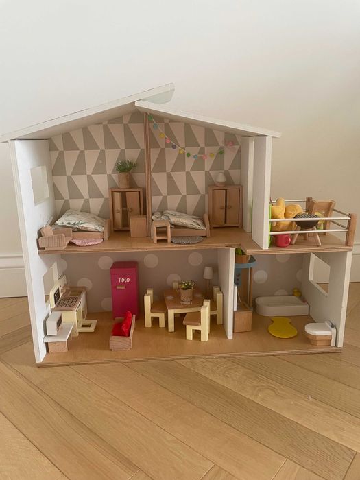 Drewniany domek dla lalek – ręcznie wykonany z naturalnych materiałów