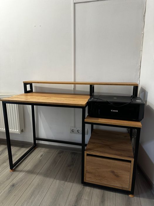 Стіл і вішалка(прихожка). Ідеальний стан