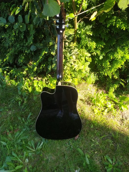 Czarna gitara elektroakustyczna