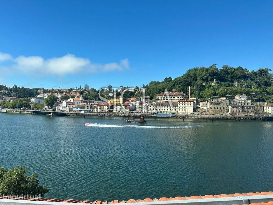 Apartamento T2 Triplex na margem fluvial de Gaia com vista rio
