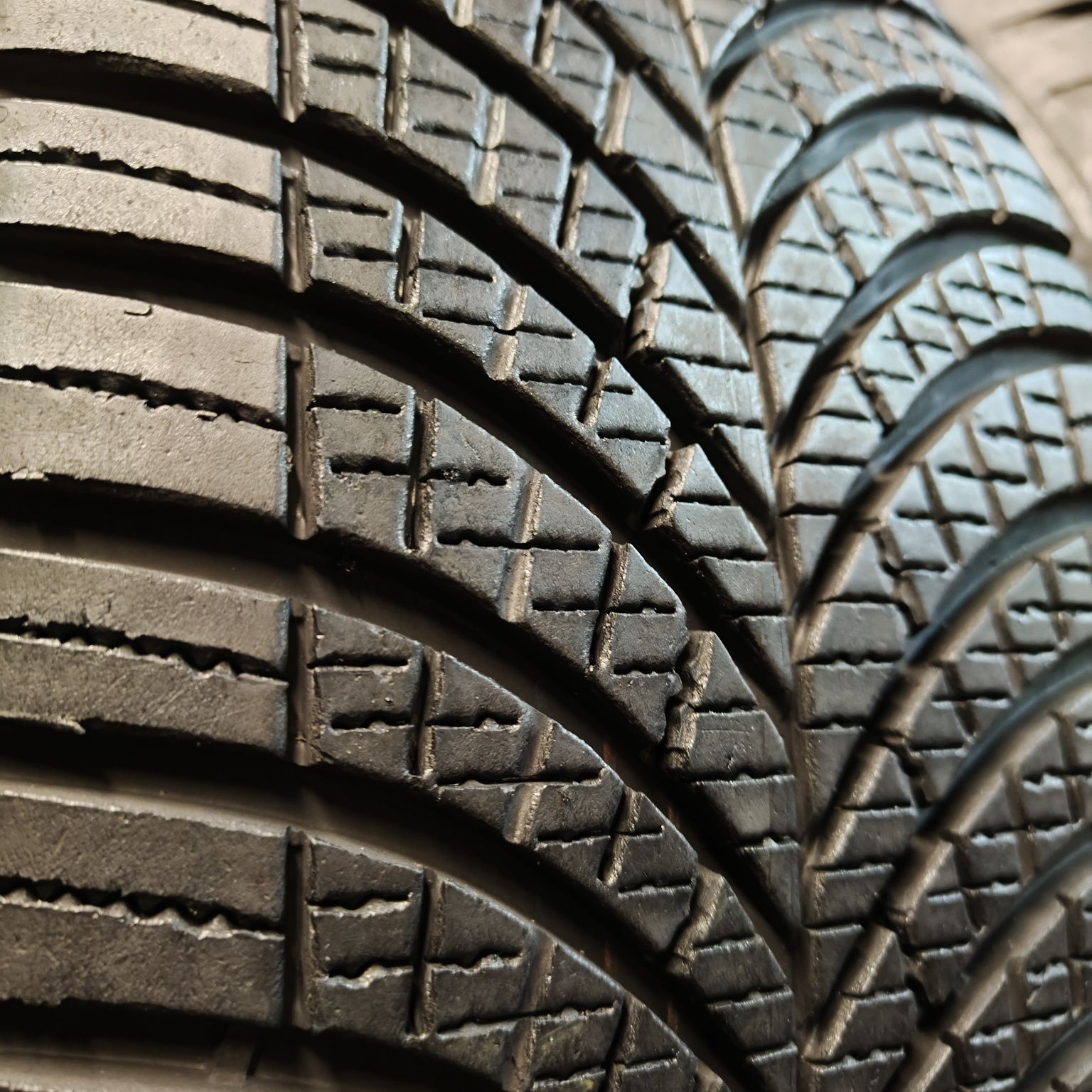 235/45/20 XL Sprzedam parę opon całorocznych Goodyear