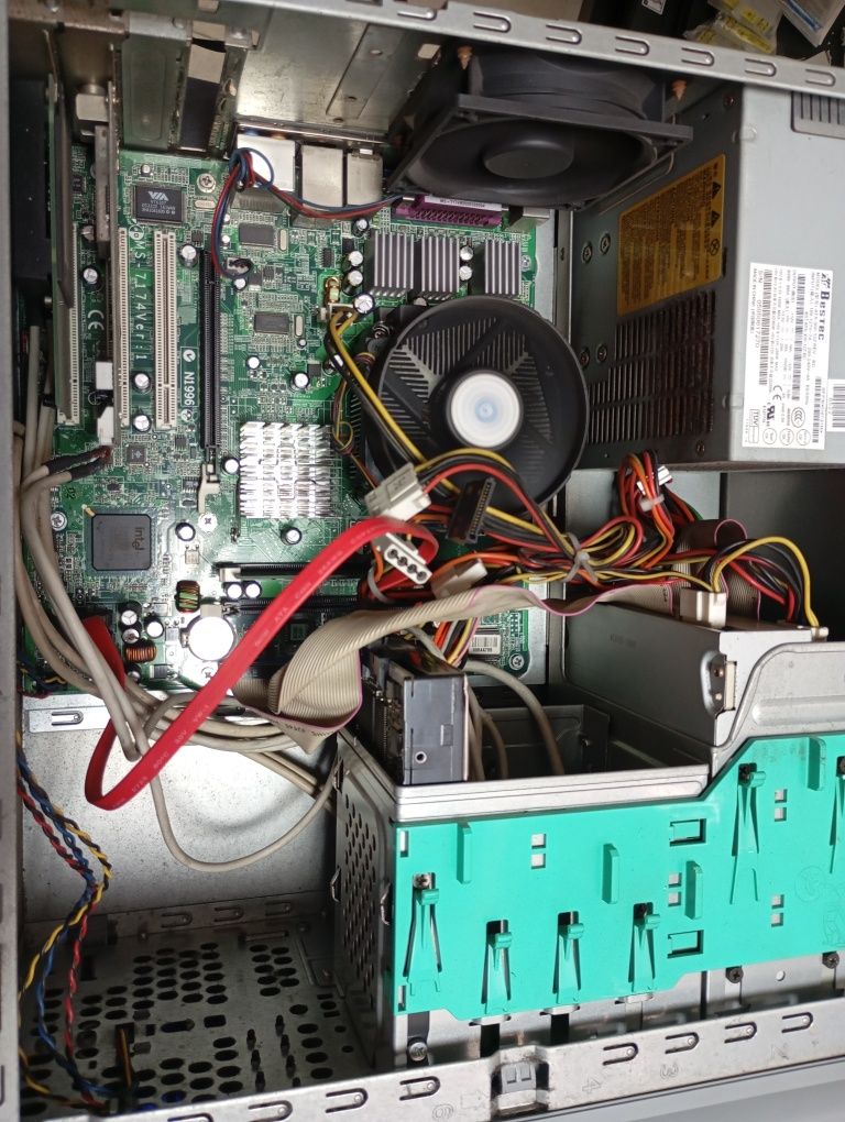 PC HP Pavilion com teclado e rato