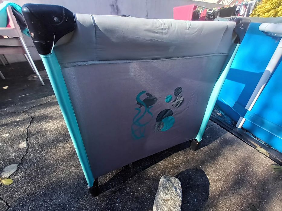 Cama de viagem azul de bebé