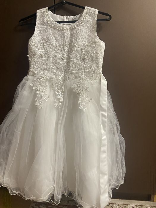 Біле плаття на дівчинку