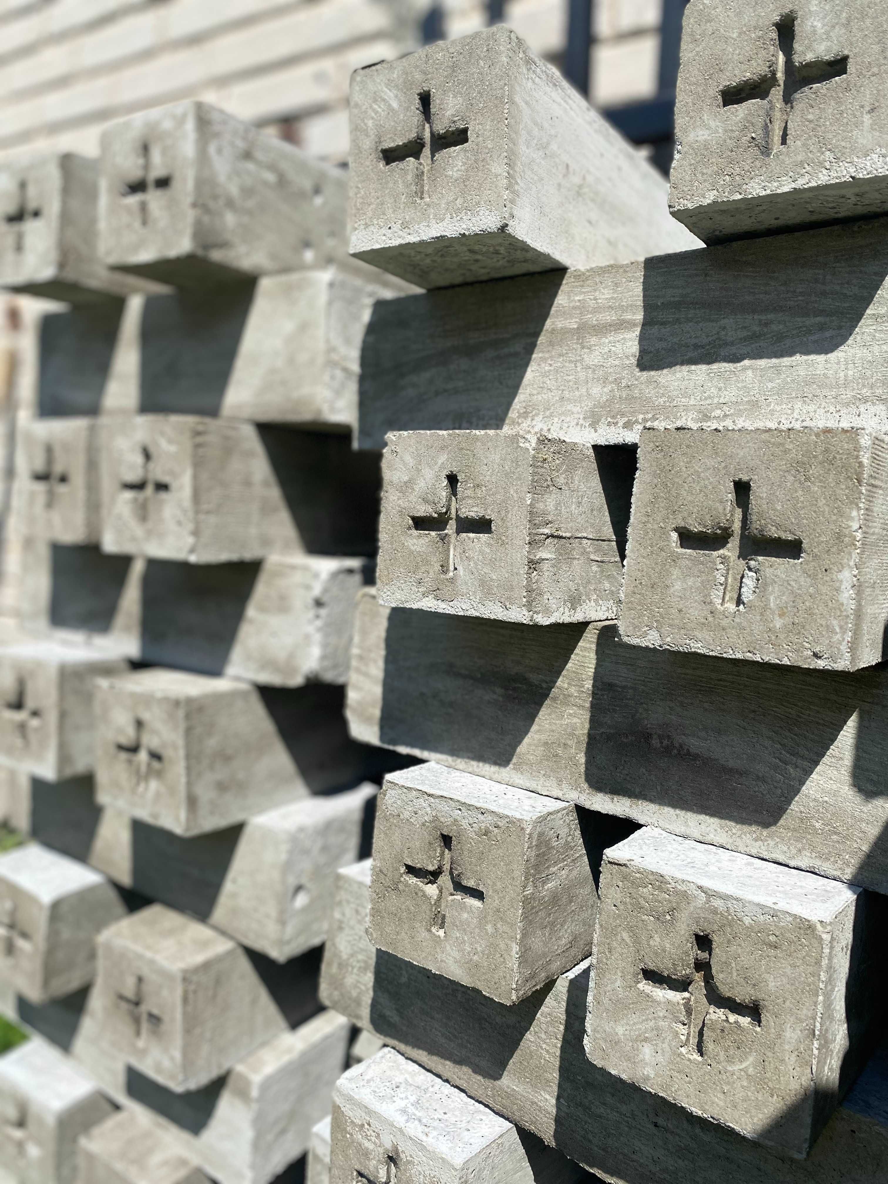 Słupek geodezyjny/granicznik/Kamienie graniczne, zawibrowane.