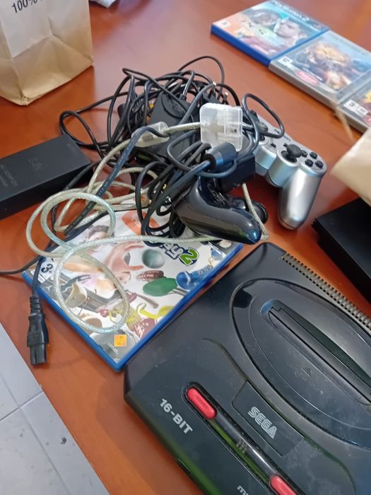 PS2, MEGA DRIVE II, com jogos, cabos e comandos.