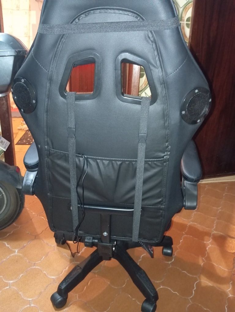 Cadeira Gamer PoweGaming c/colunas e sistema de massagem