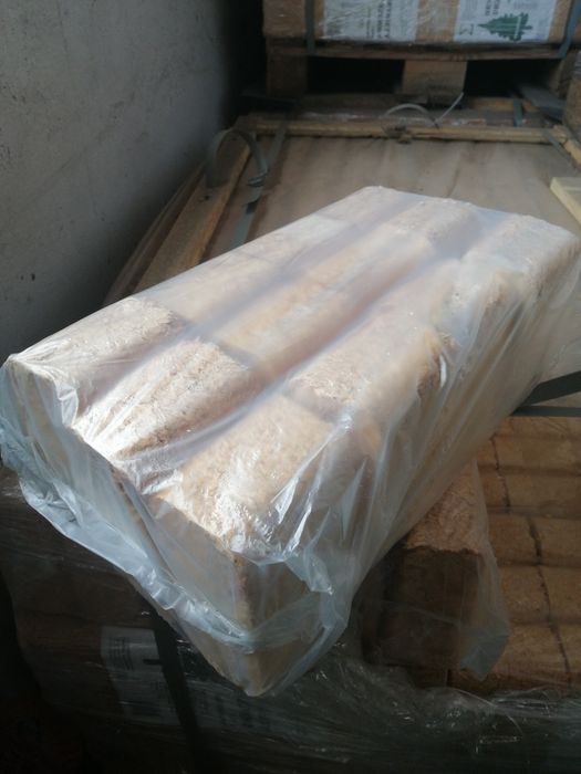 Brykiet drzewny RUF. 
Wymiary 15,5 x 9 x 6,5 cm
Pakowany po 12 szt, wa