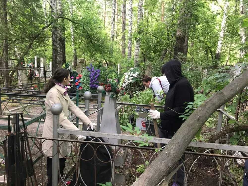 Уборка могил на кладбище и покраска оград