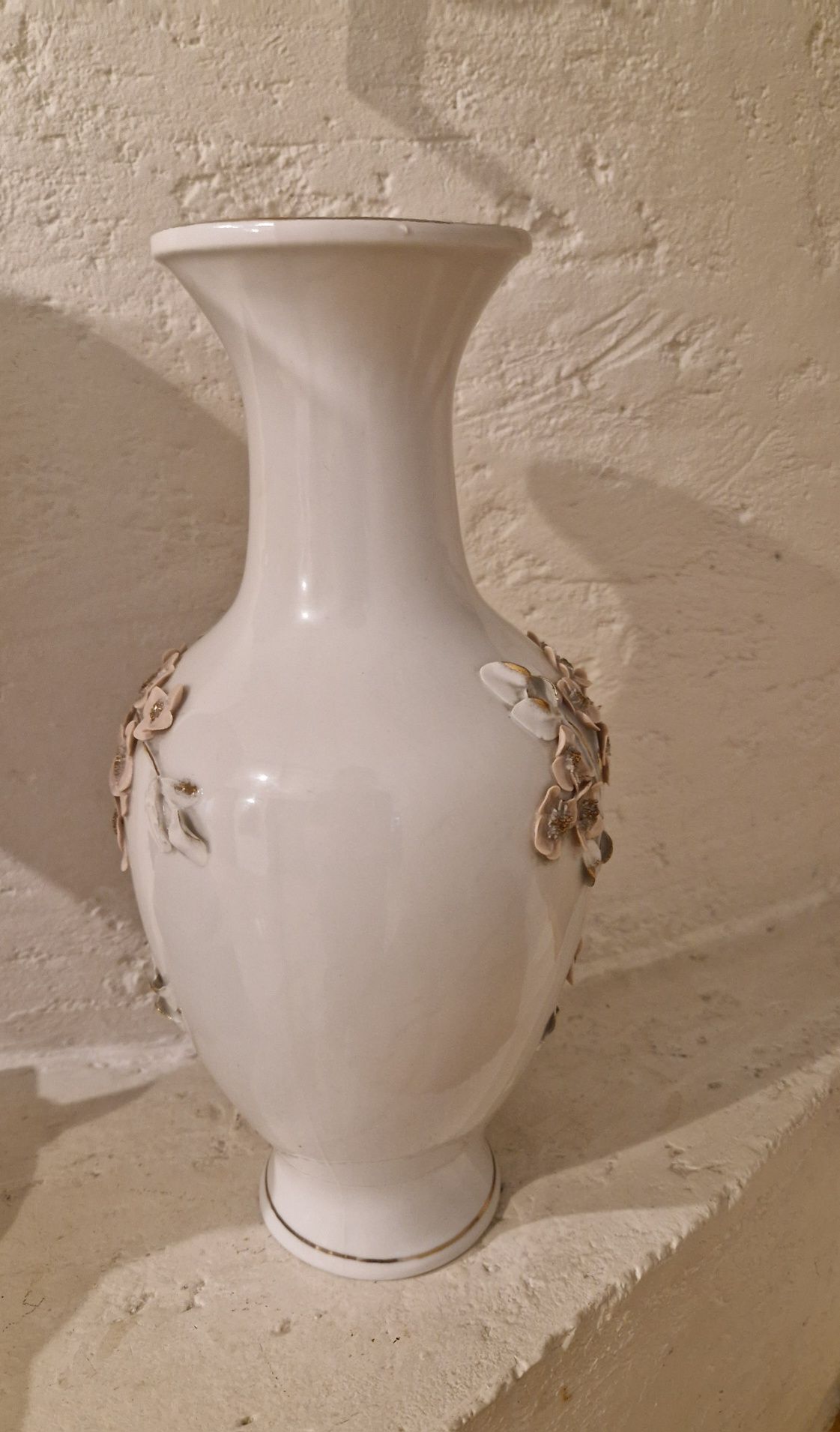 Stary WAZON z wypukłymi kwiatkami z porcelany ecru "Line porcelain"