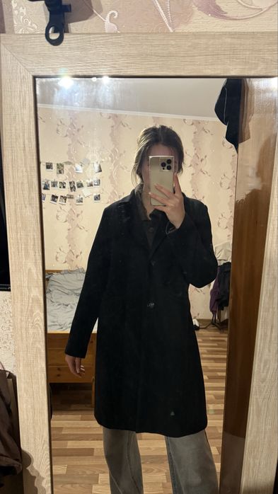 Пальто чорного кольору , розміру л підійде на ось