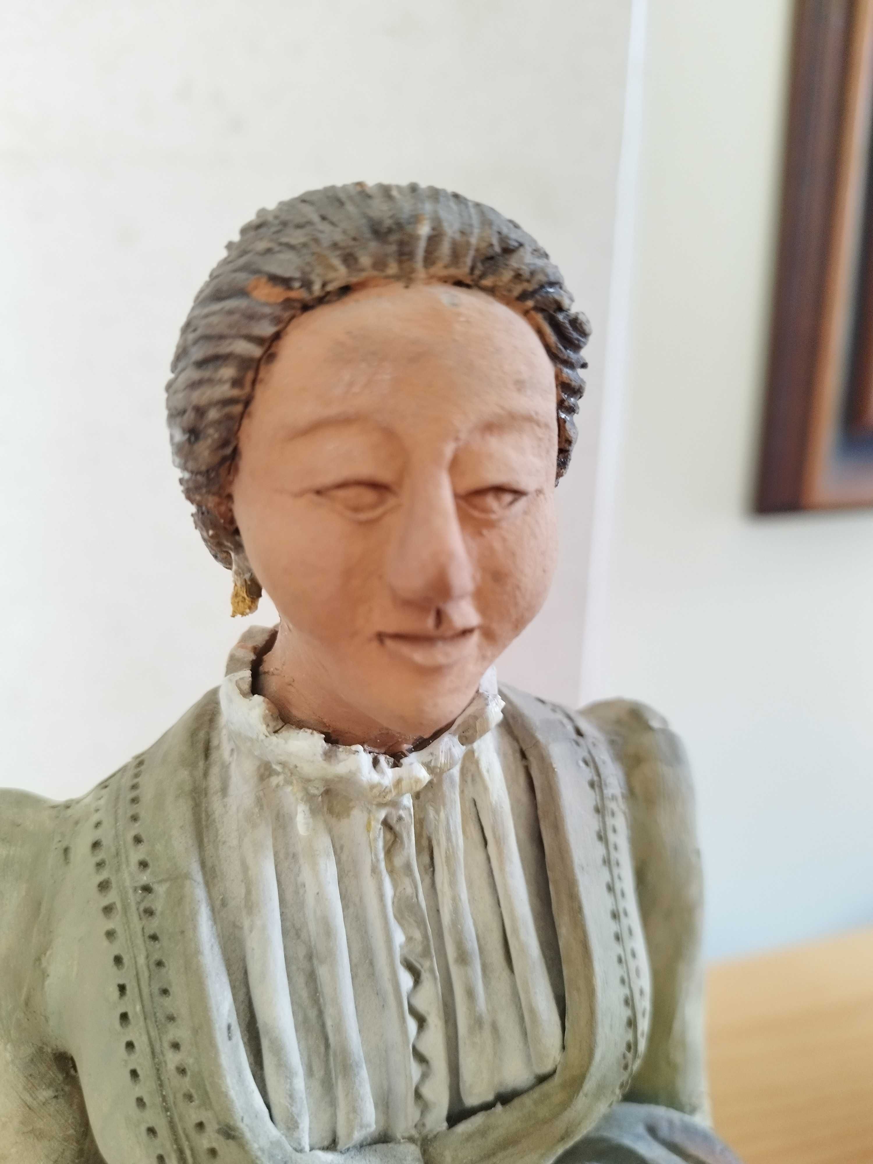 Damas antigas ricamente vestidas da autoria da Ernestina Batalha