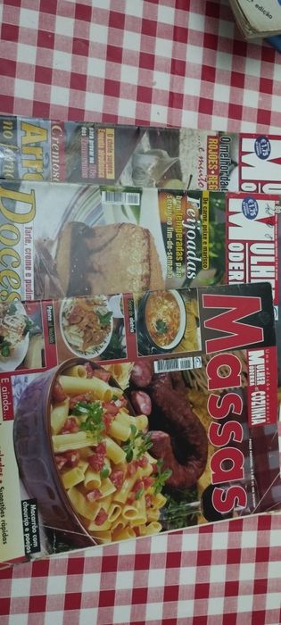 Mulher moderna na cozinha