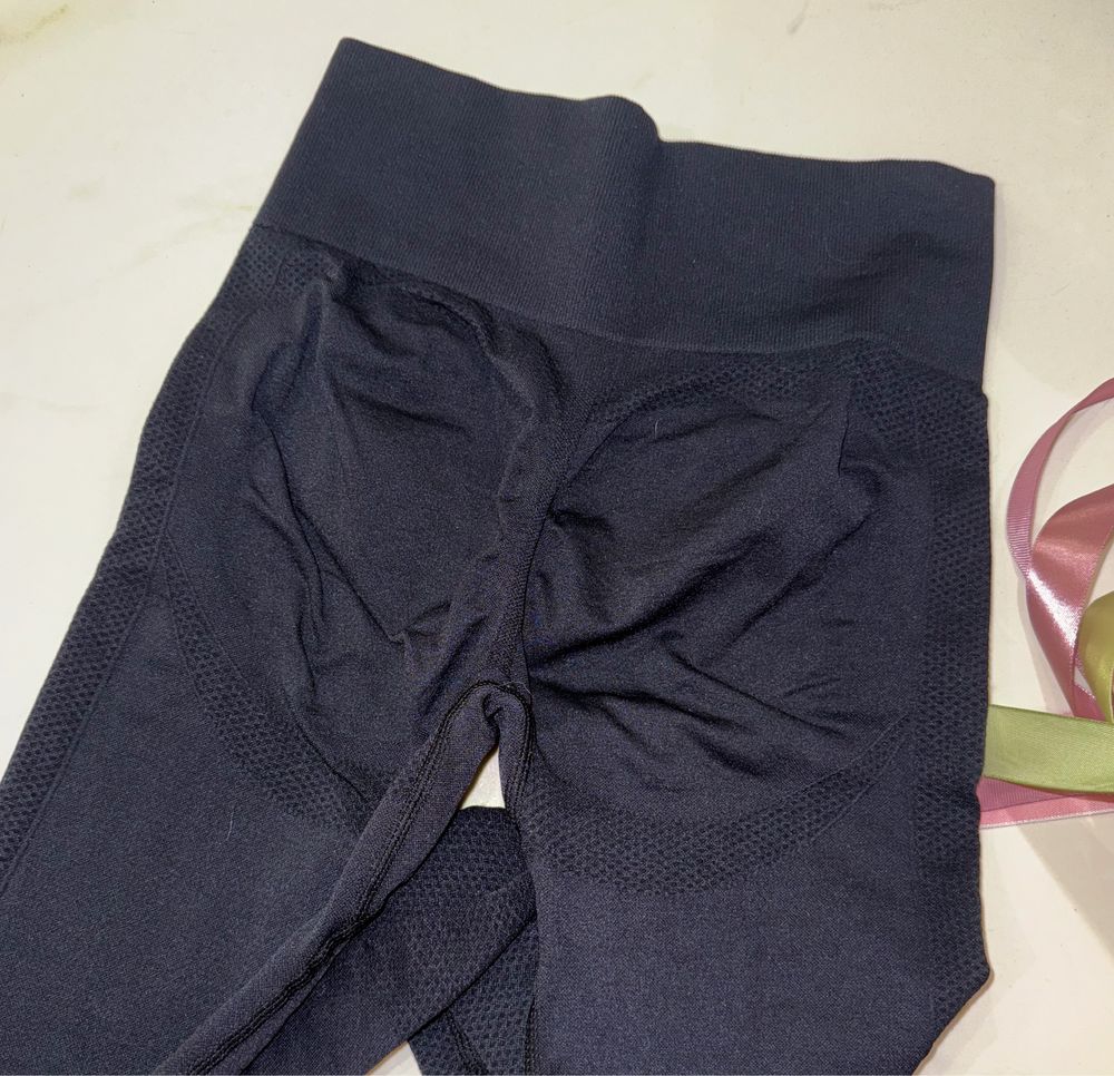 Obcisłe modelujące czarne legginsy dopasowane w stylu push up