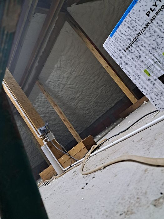 Ocieplanie pianką pur poddasza stropy dachy Ocieplenie pianą izolacja