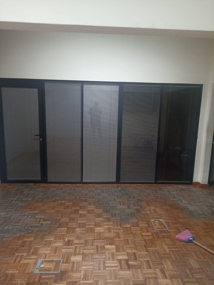 DIVISÓRIAS em alumínio c/ vidro duplo e c/ blackouts embutidos