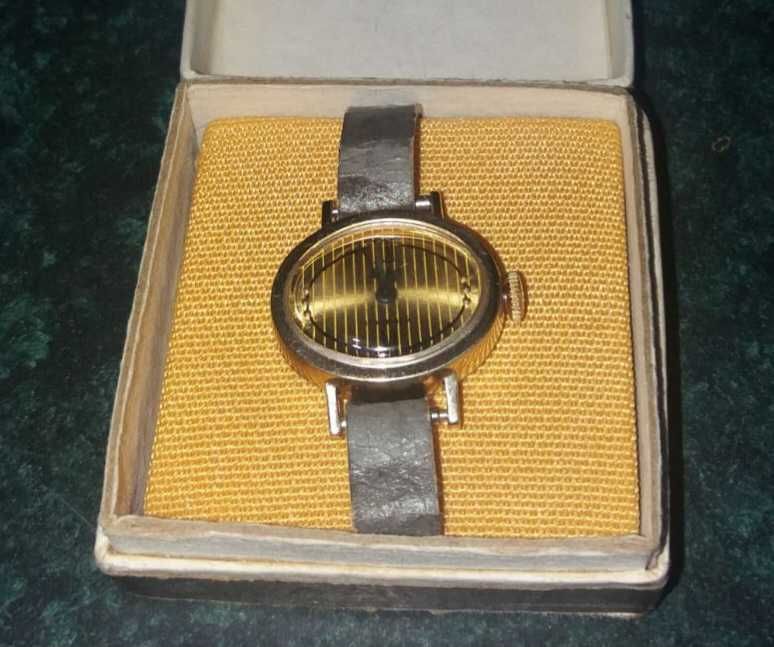 Жіночий  наручний годинник Заря 17 каменів. Оригінал.