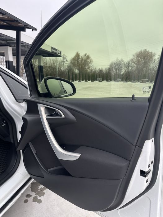 Opel Astra j автомобіль в чудовому стані