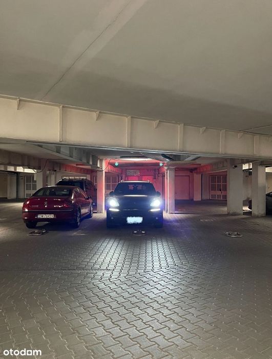 Stefana Jaracza. Ołbin.  Miejsce postojowe w hali garażowej