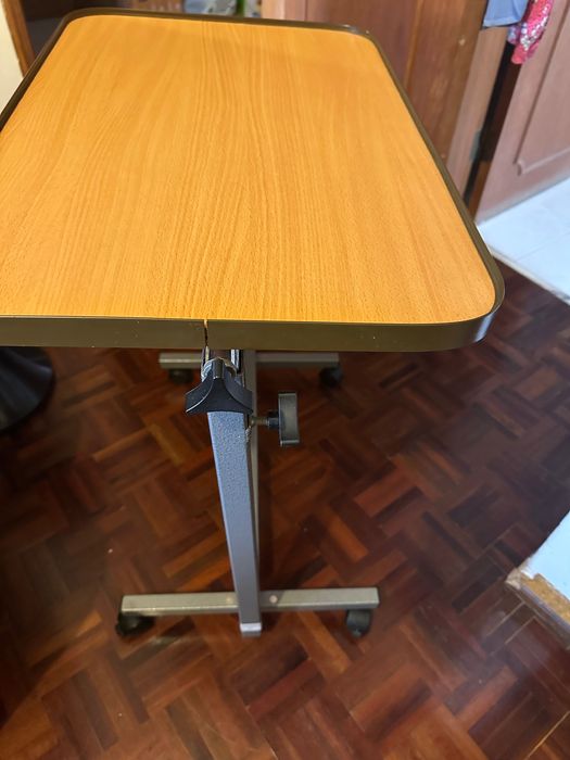 Mesa Auxiliar hospitalar dobrável com altura ajustável