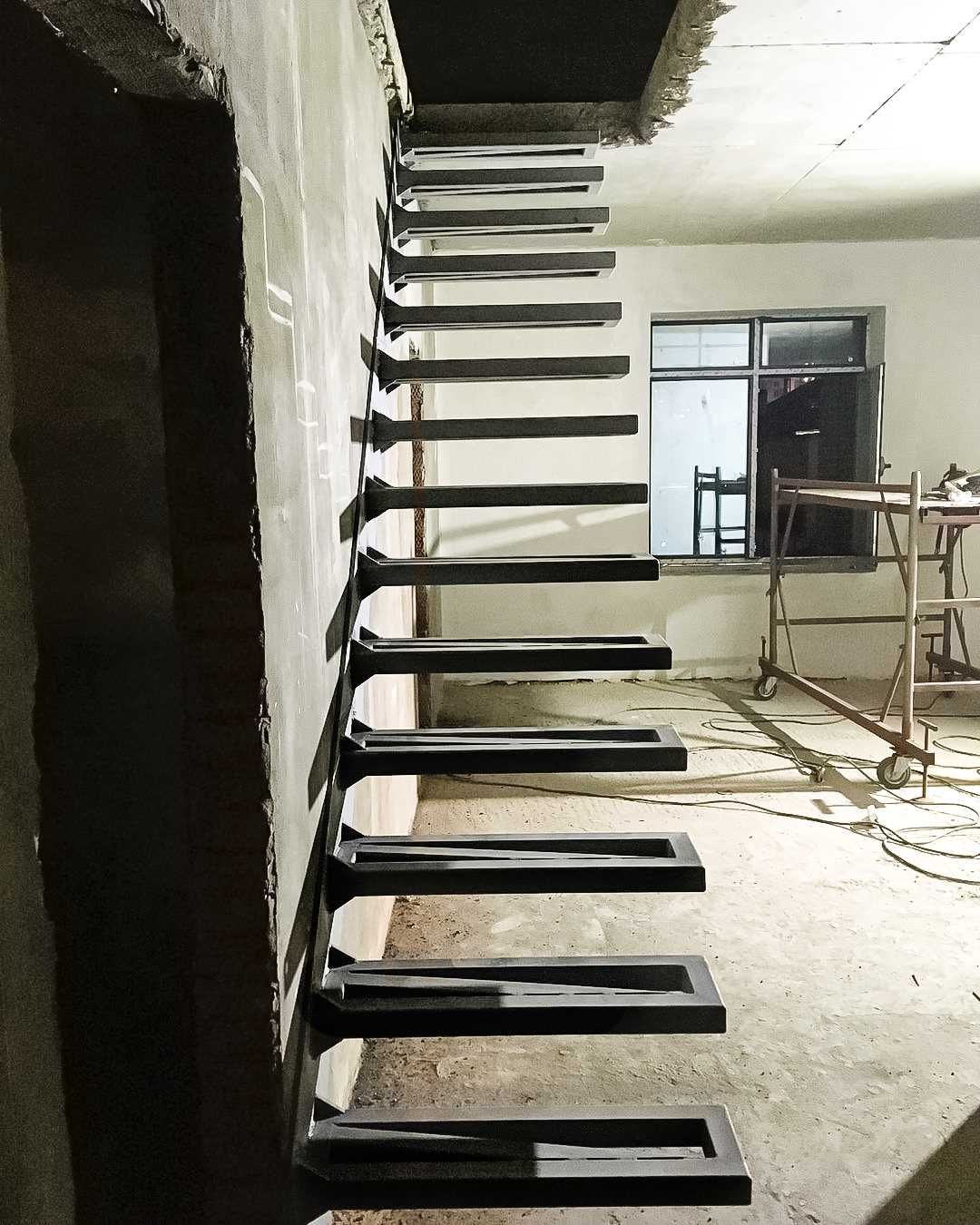 Сходи "повітряні" консольні з міцним каркасом на другий поверх