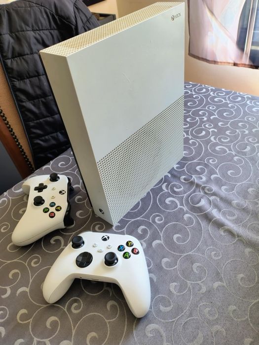 (Troco) Xbox One S 1TB + 2 Comandos + 30 Jogos