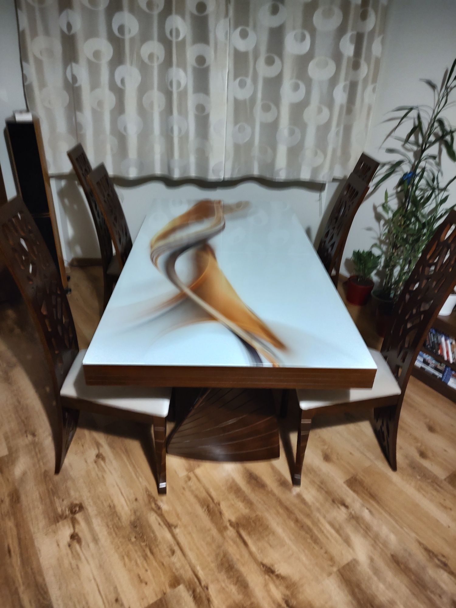 Drewniany stół i 6 krzeseł