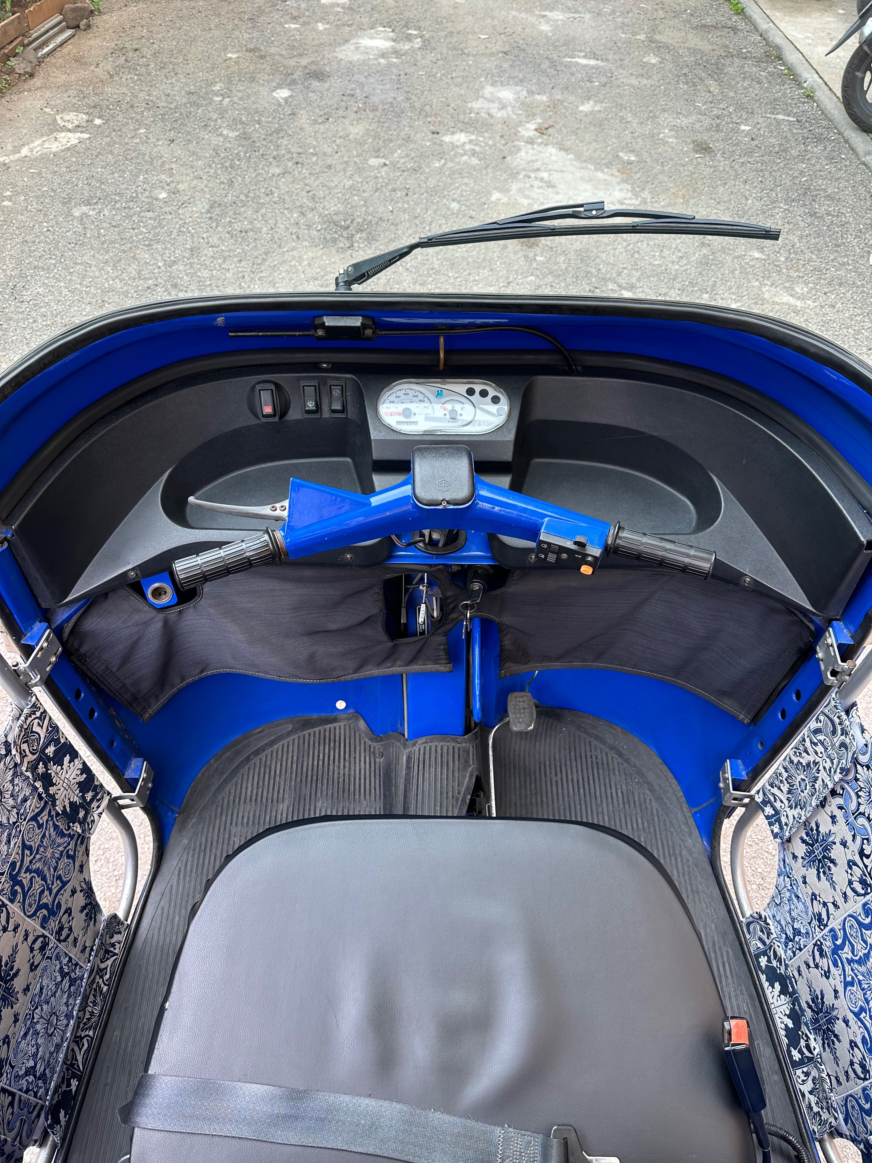 Tuk Tuk Piaggio Ape Celesino 200 “Micróbio” – Charme sobre três rodas!