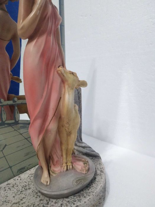 Estátua A Deusa e a Gazela com Espelho