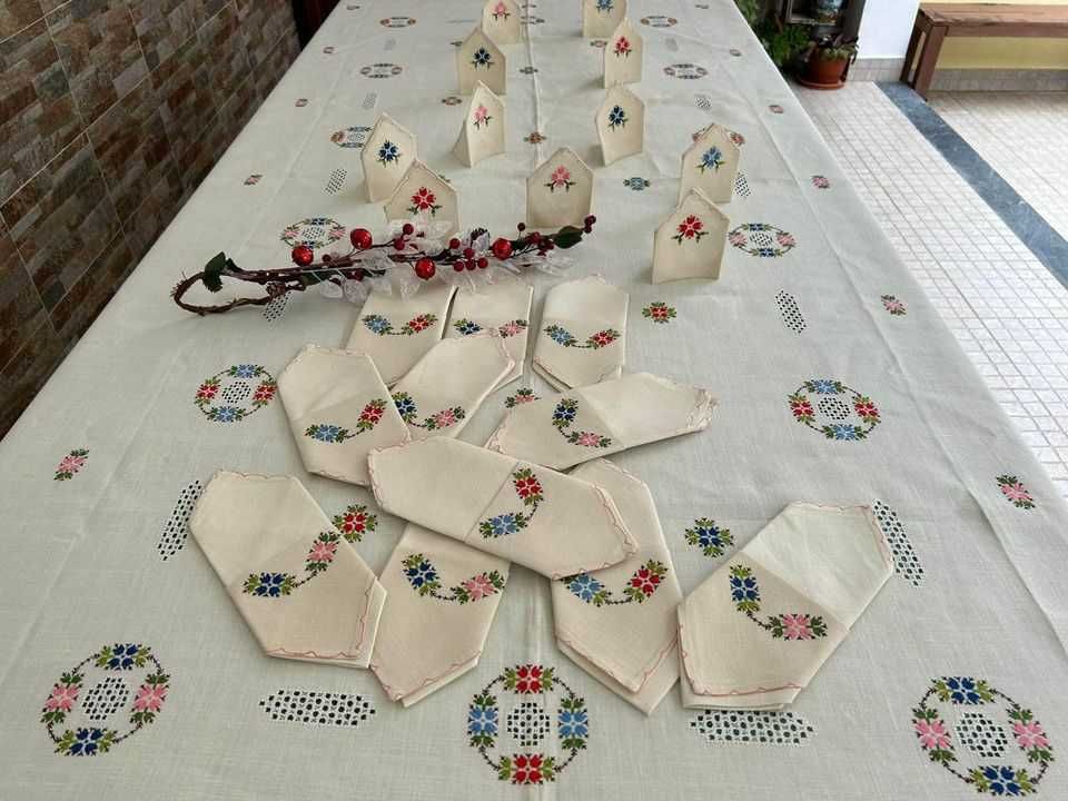 Toalha de mesa em linho, bordada e trabalhada em Crivo