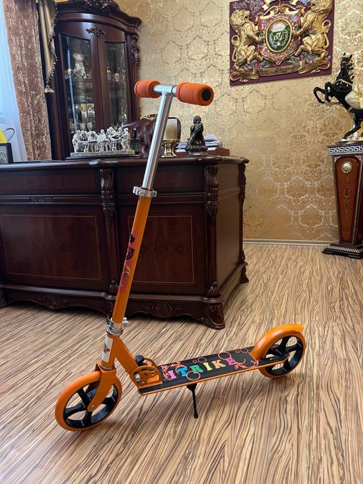 Фірмовий дитячий самокат