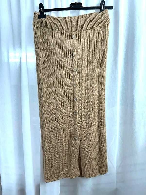 Conjunto de Malha Castanho Claro – Camisola e Saia Midi