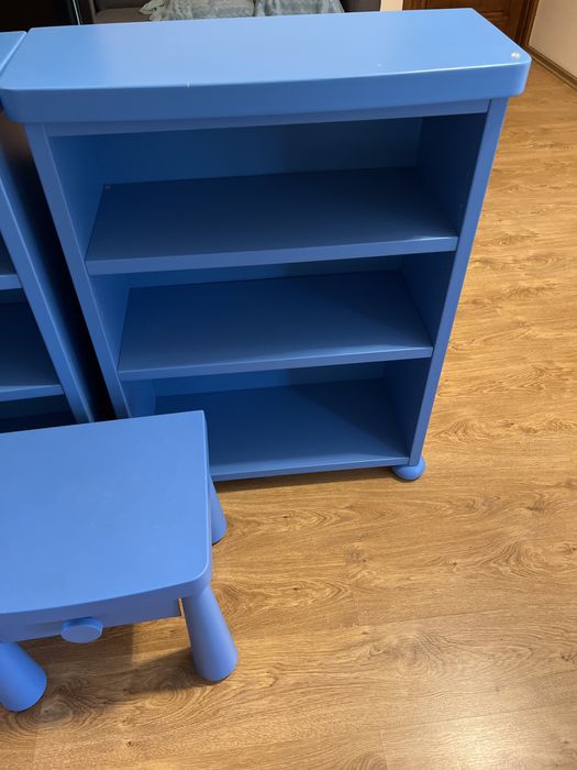 Regały na książki Ikea i szafka nocna