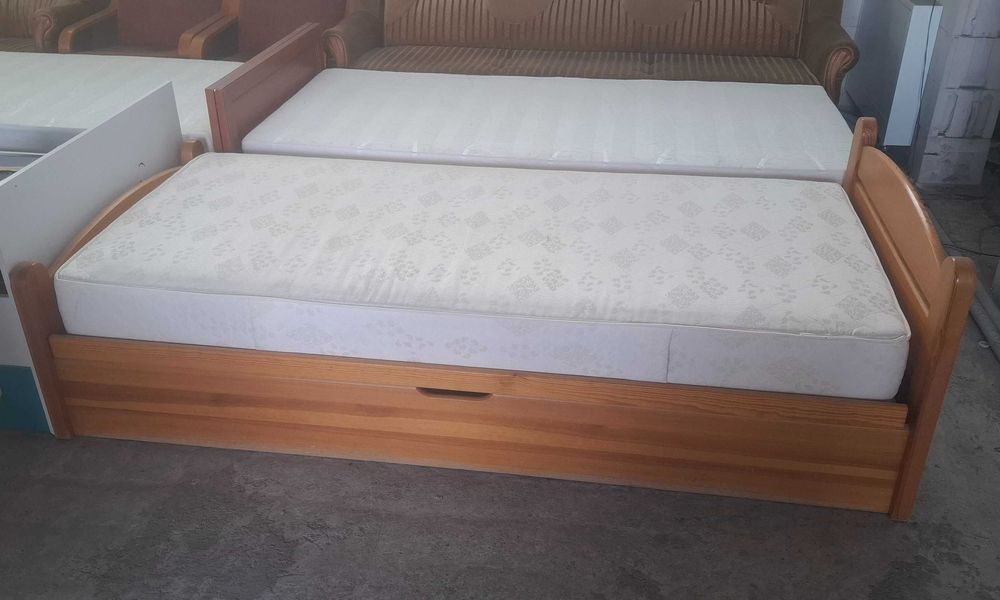 łózko 1 osobowe solidne drewniane gruby materac w komplecie