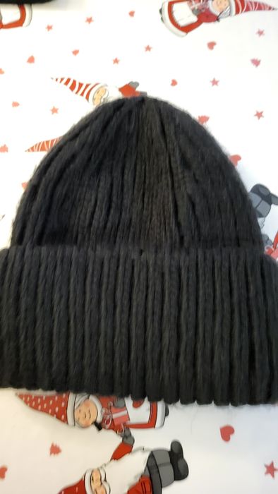 dwa czarne kapelusze po 10 zł każdy.