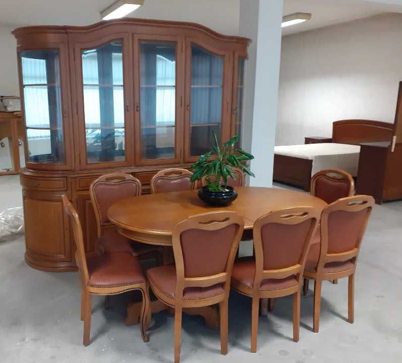 Sala de jantar em madeira maciça de castanho