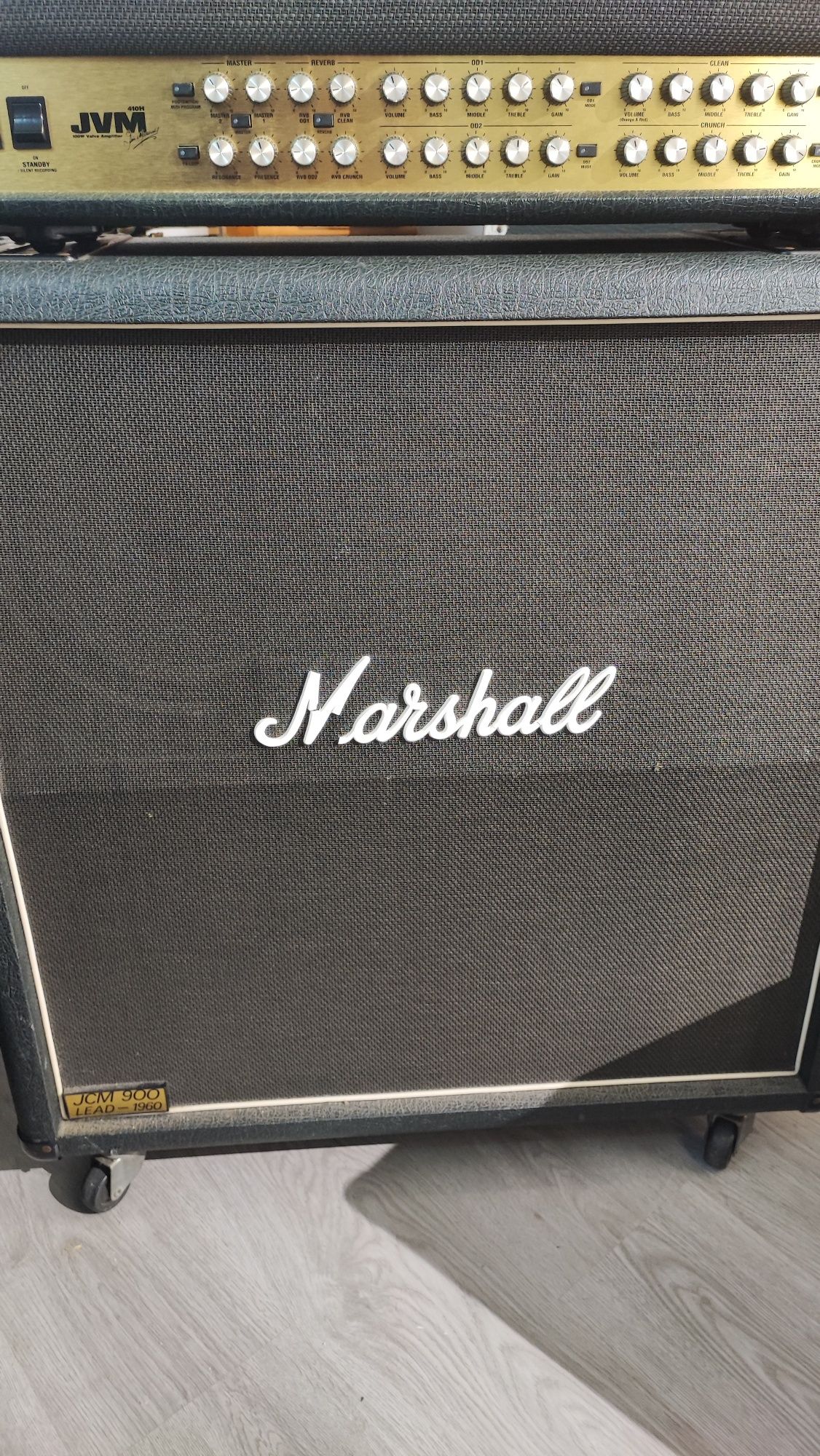 Amplificador de guitarra Marshall JVM410H c/ cabinete 4 bocas