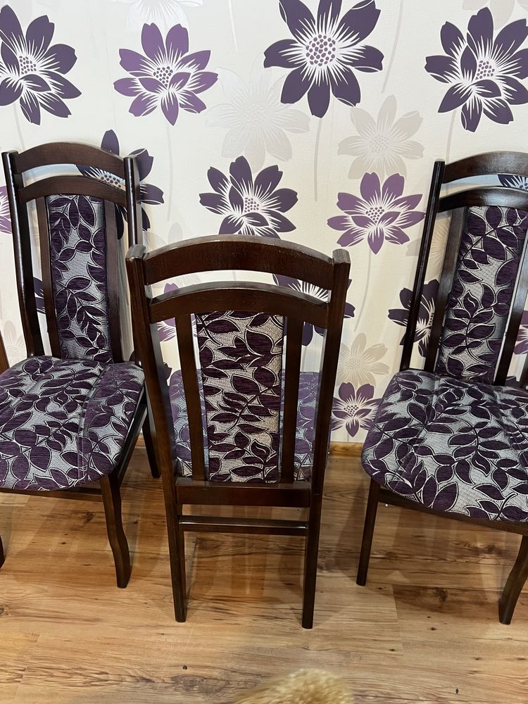 Zestaw eleganckich krzeseł