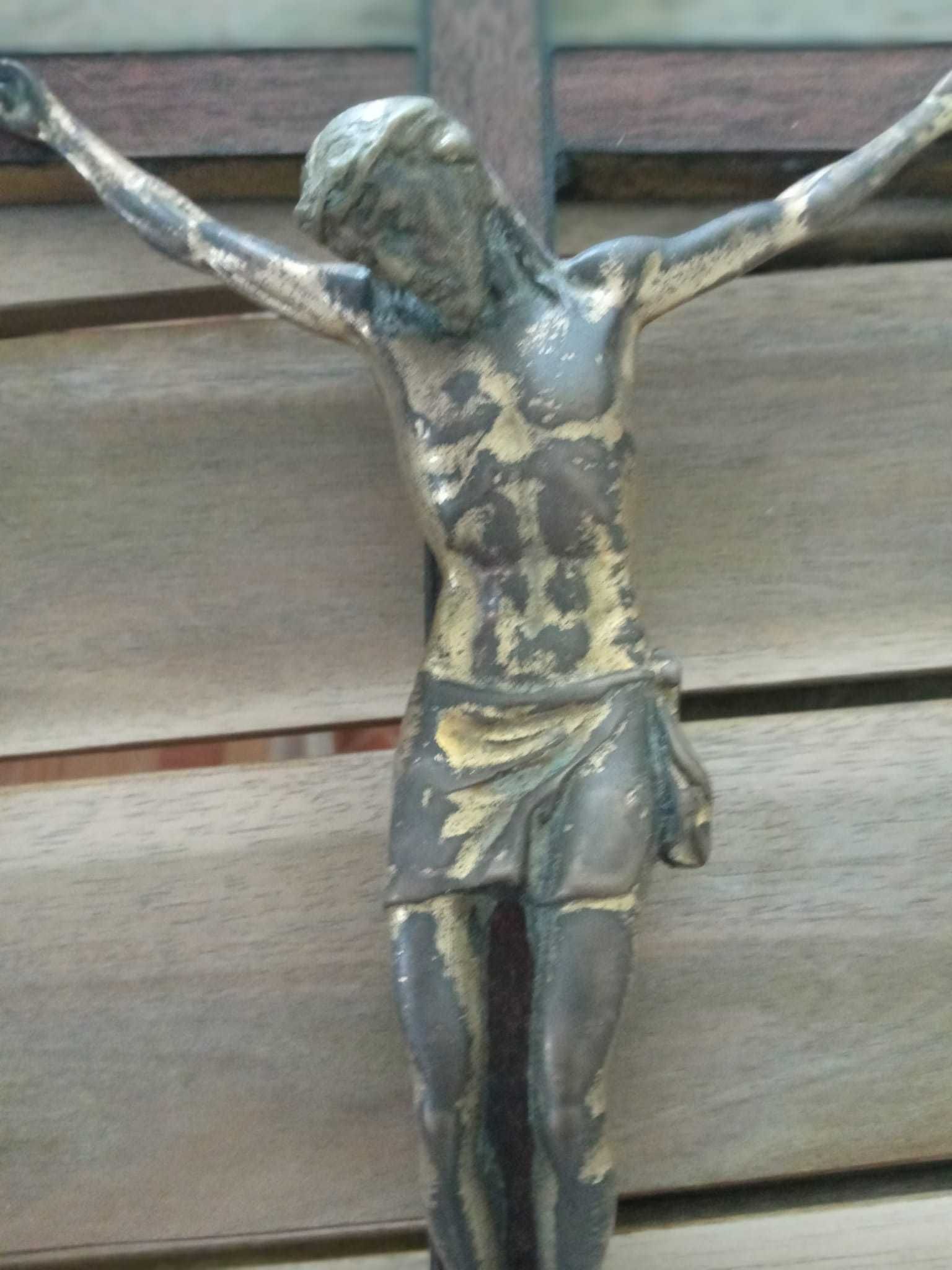 Cristo na Cruz em Metal e travessa Sado