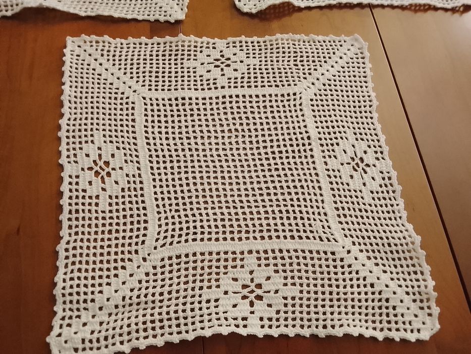 Conjunto de três naperons em crochê feitos á mão