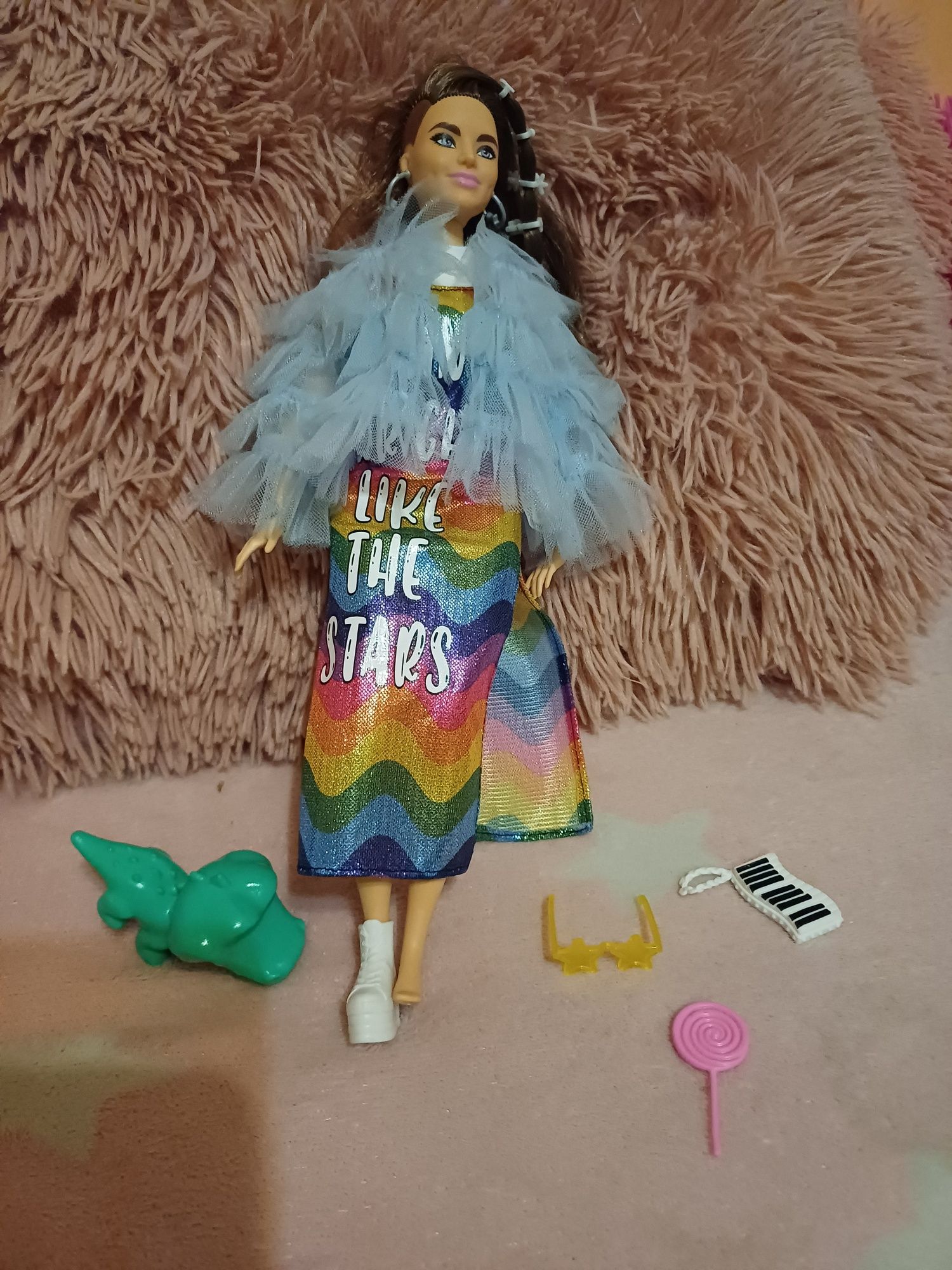 Lalka Barbie modelka ze zwierzątkiem GYJ 78