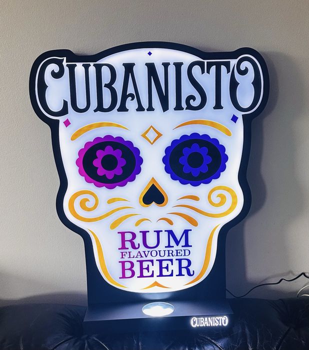 Reclamo luminoso Cubanisto