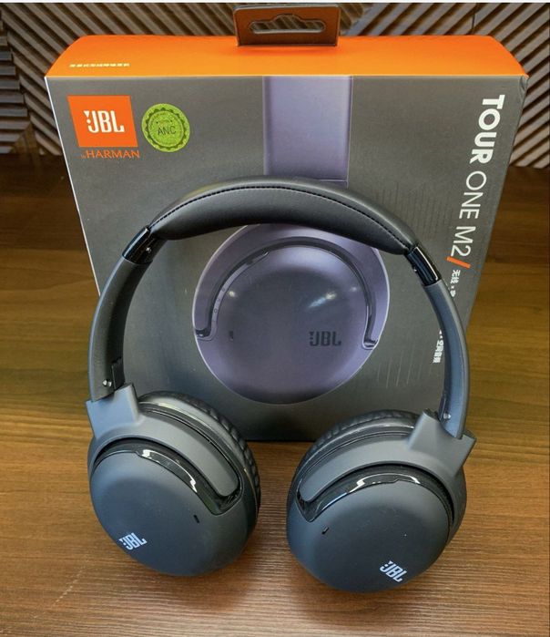 Бездротові навушники JBL Tour One M2 в чорному і золотистому рольорі.