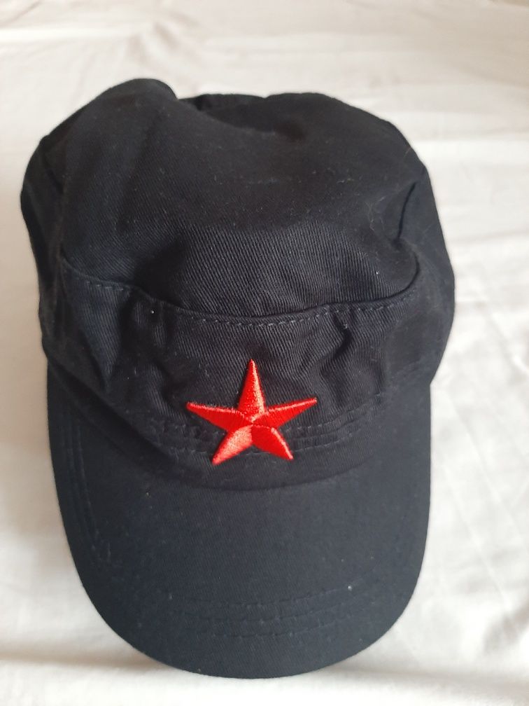 czapka z daszkiem, z gwiazdą czerwona