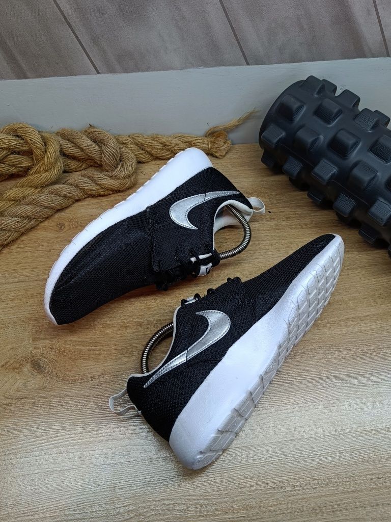 Czarne damskie buty sportowe sneakersy Nike Roshe Run 38